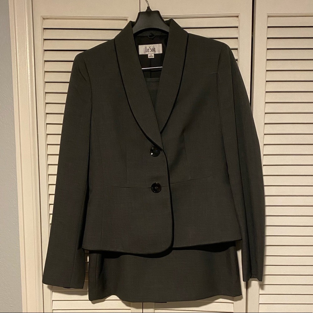 Le Suit Size 6
